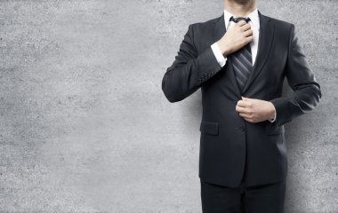 işadamı kravatını düzeltiyor.