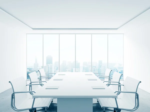 Intérieur de bureau blanc avec table et chaises — Photo