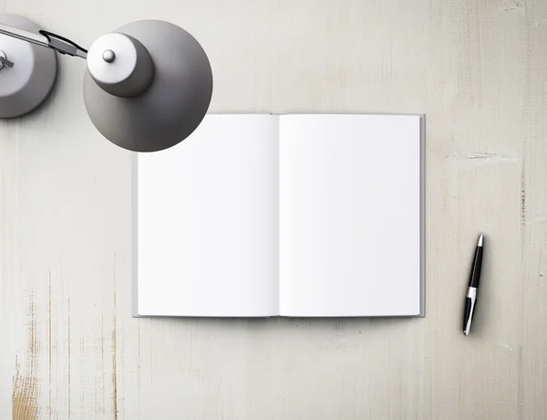 Lámpara, pluma y cuaderno —  Fotos de Stock