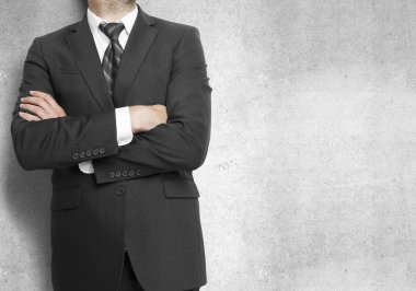 Kolları çapraz iş adamı