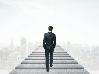 gökyüzünde yürüyüş iş adamı