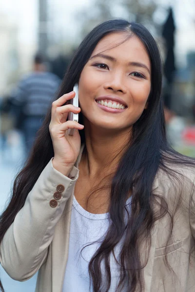 Kvinna med mobiltelefon — Stockfoto