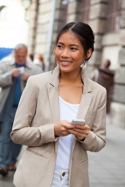 Meisje met mobiele telefoon — Stockfoto