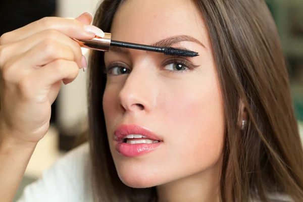 Frau trägt Make-up — Stockfoto