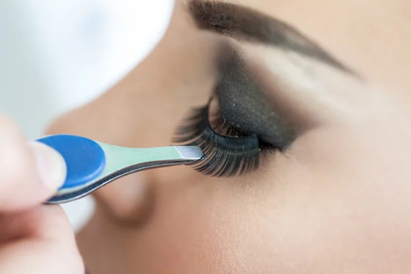 Make-up procedure. Selectieve aandacht — Stockfoto