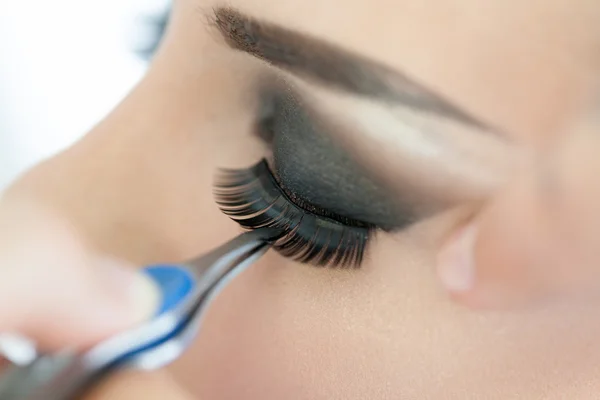 Makeup procedure.Selective focus — Stock Photo, Image