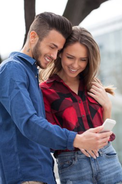 akıllı telefon kullanan genç Çift