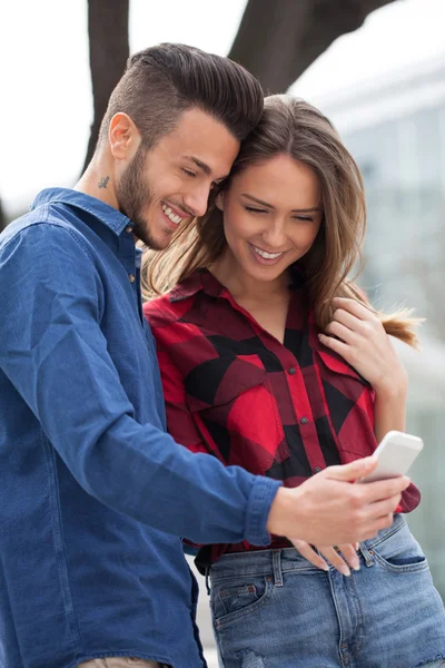 Mladý pár pomocí smartphonu — Stock fotografie