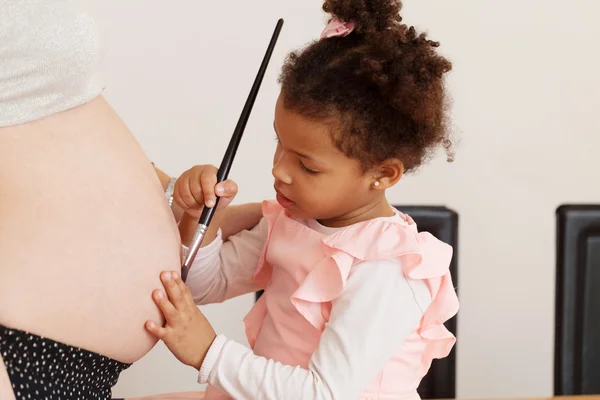 Terhes nő és a lánya — Stock Fotó