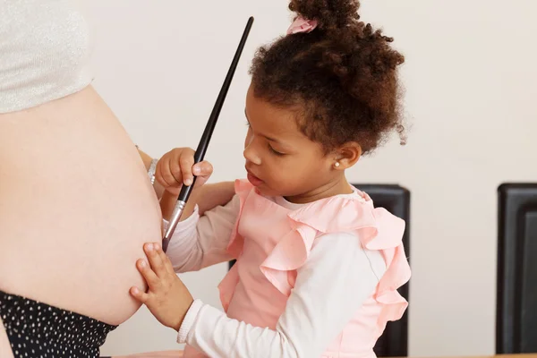 Gravid kvinna och hennes dotter — Stockfoto