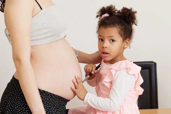 Zwangere vrouw en haar dochter — Stockfoto