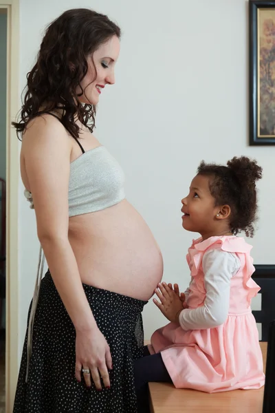 Donna incinta e sua figlia — Foto Stock