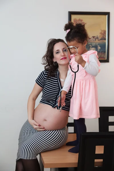 Donna incinta e sua figlia — Foto Stock