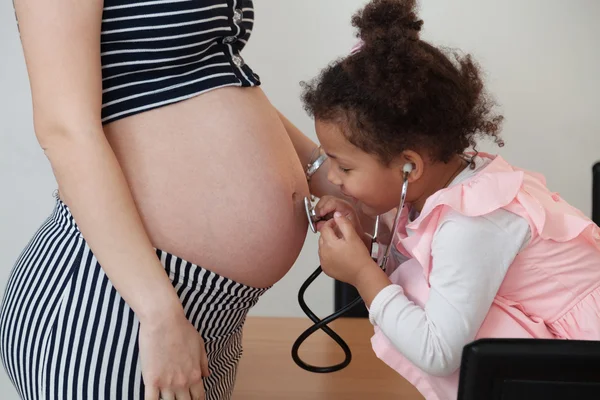 Gravid kvinna och hennes dotter — Stockfoto