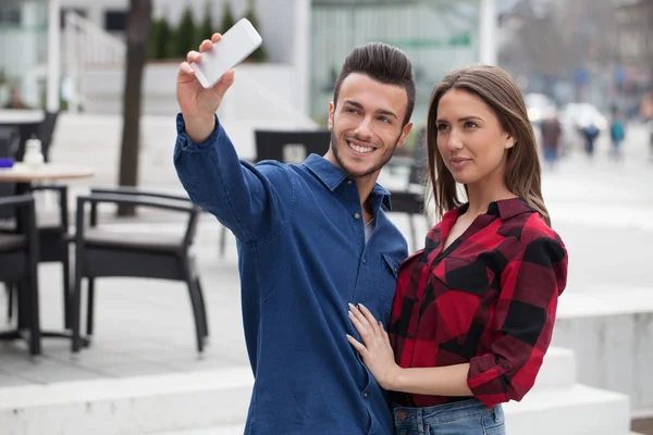 Jeune couple utilisant un téléphone intelligent — Photo