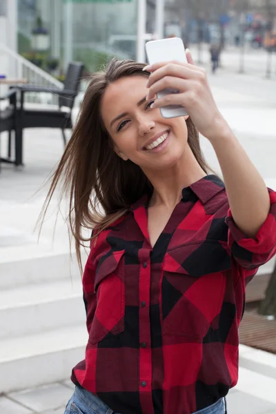 Jonge brunette met een slimme telefoon — Stockfoto