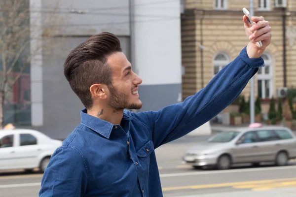 Giovane utilizzando uno smartphone — Foto Stock