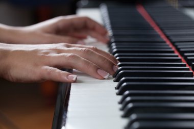 Piyano çalmak bir kadın