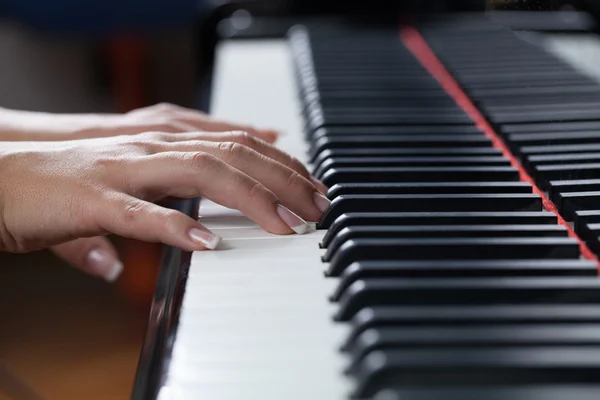 Een vrouw speelt piano — Stockfoto