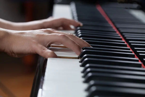 A woman playing piano — Stock Photo, Image