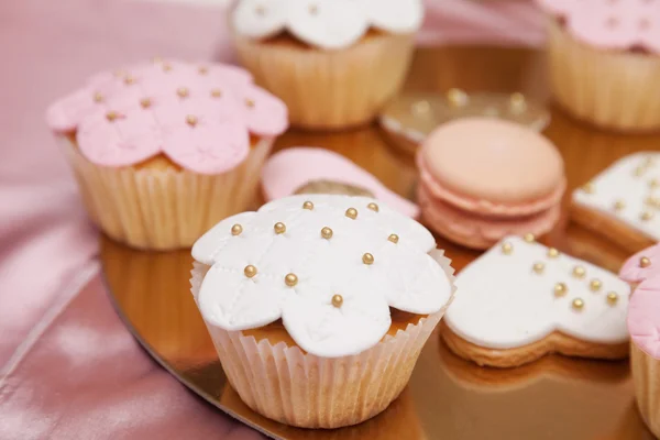 Hermosos postres y cupcakes rosados y blancos — Foto de Stock