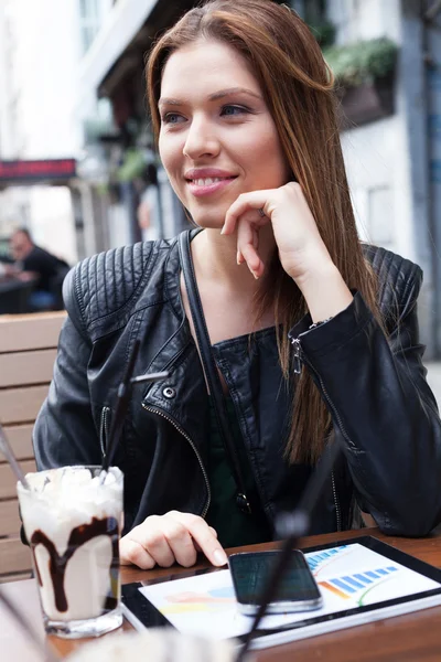 Młoda kobieta korzystających w kawiarni — Zdjęcie stockowe