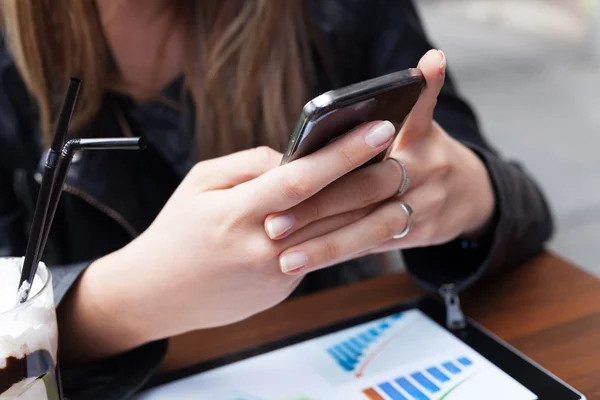 Vrouw met behulp van Tablet PC in een café — Stockfoto