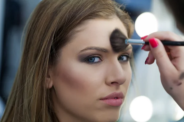 Gezicht make-up in studio — Stockfoto