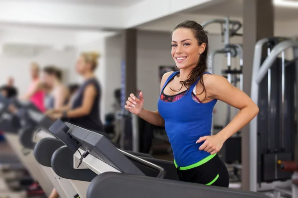 Mujer corriendo en la cinta — Foto de Stock