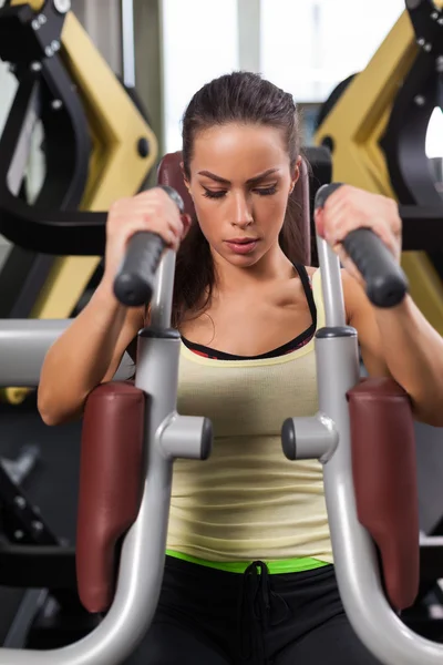 Entrenamiento duro en el gimnasio — Foto de Stock