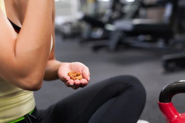 Mujer feliz teniendo un descanso de hacer ejercicio en el gimnasio — Foto de Stock