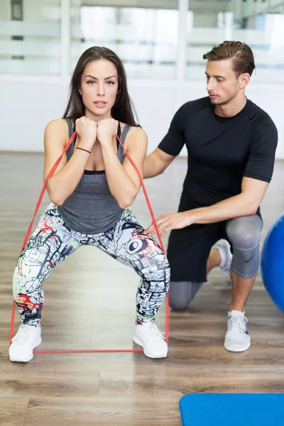 Workout mit Couch im Fitnessclub — Stockfoto