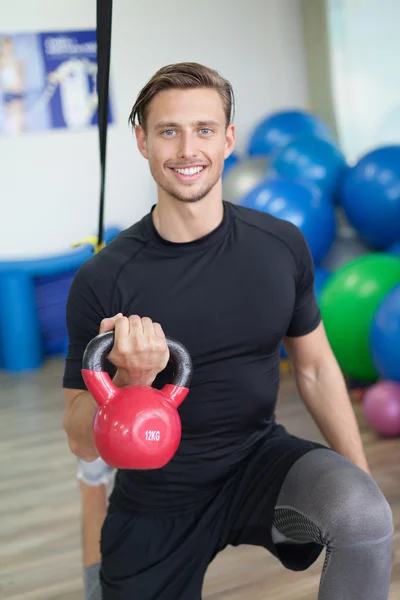 Gelukkig man doen stretching oefeningen in een healthclub — Stockfoto