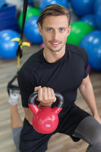 Hombre feliz haciendo ejercicios de estiramiento en un club de salud — Foto de Stock