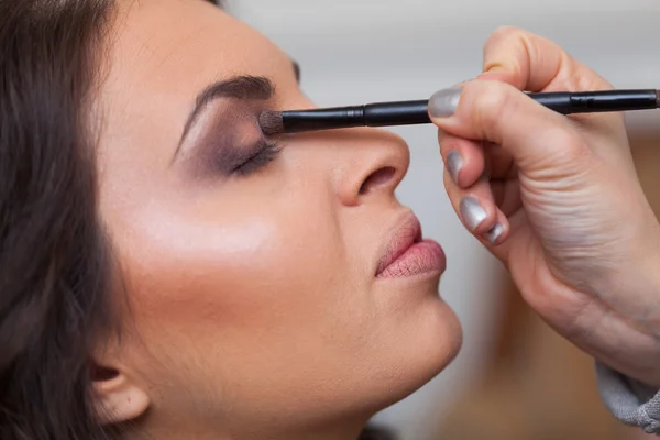 Vrouw die make-up toepast — Stockfoto