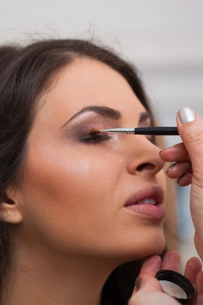 Mujer Aplicando Maquillaje —  Fotos de Stock
