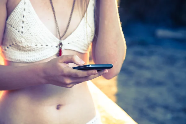 Menina com telefone inteligente perto da praia — Fotografia de Stock