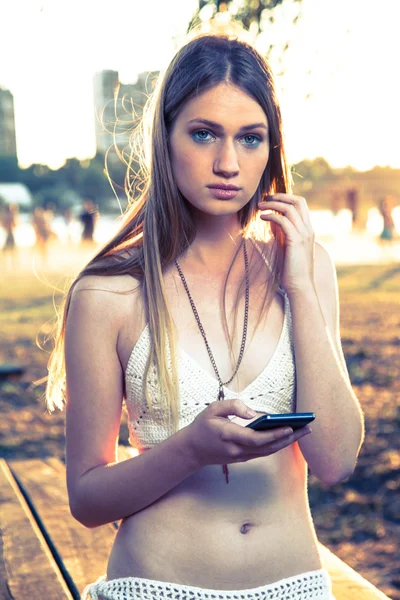 Meisje met slimme telefoon in de buurt van strand — Stockfoto