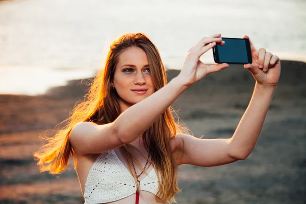 Dívka s Kobaltová modř telefon blízko pláže — Stock fotografie