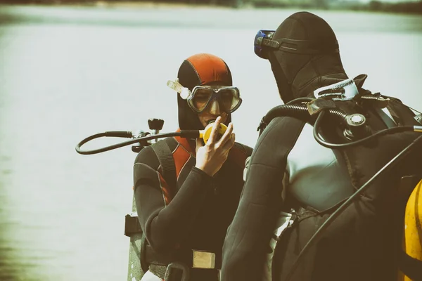 Paar trägt Taucherausrüstung im Wasser — Stockfoto
