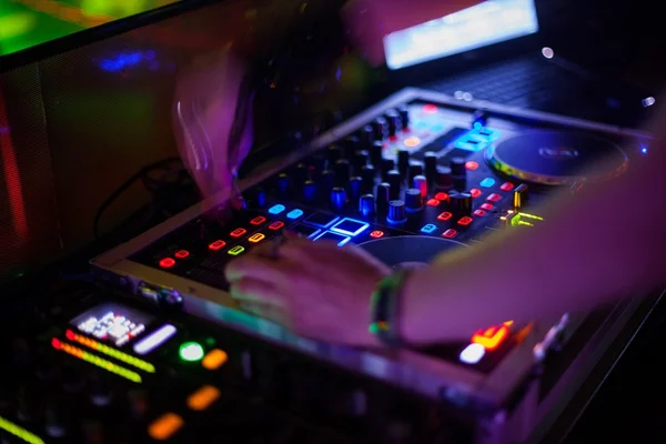 DJ mixar spåret — Stockfoto