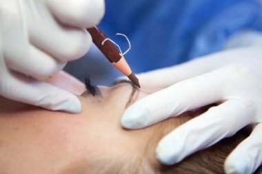 Kaşları çizim Japon tekniği