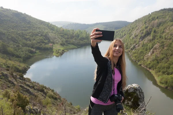 Blond kobieta przy selfie — Zdjęcie stockowe