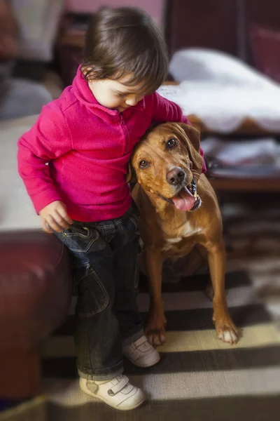 Menina abraçando seu cão — Fotografia de Stock