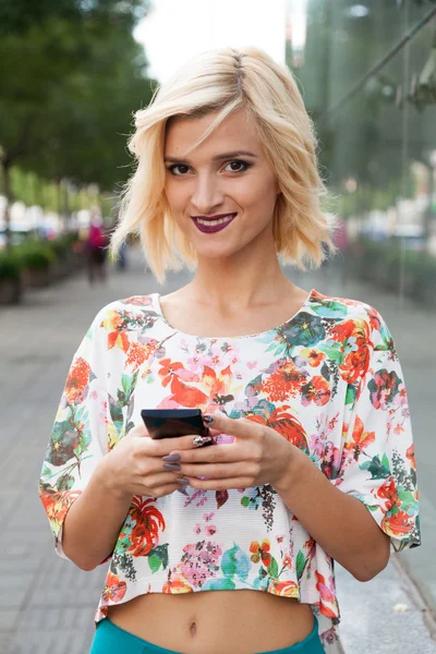 Kobieta na ulicy przeglądania inteligentny telefon — Zdjęcie stockowe