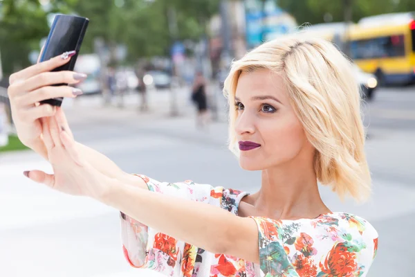 Junge Frau spricht ein Selfie — Stockfoto