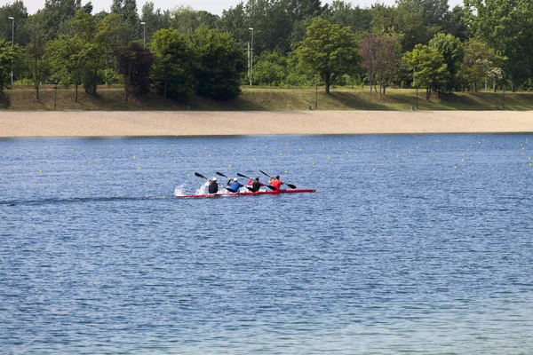 Vier Athleten im Kajak — Stockfoto