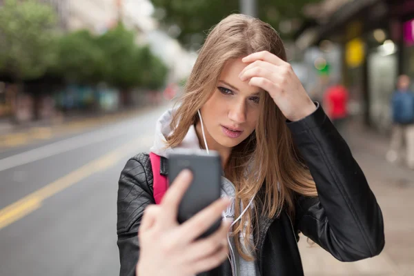 Fille écouter de la musique et prendre selfie — Photo