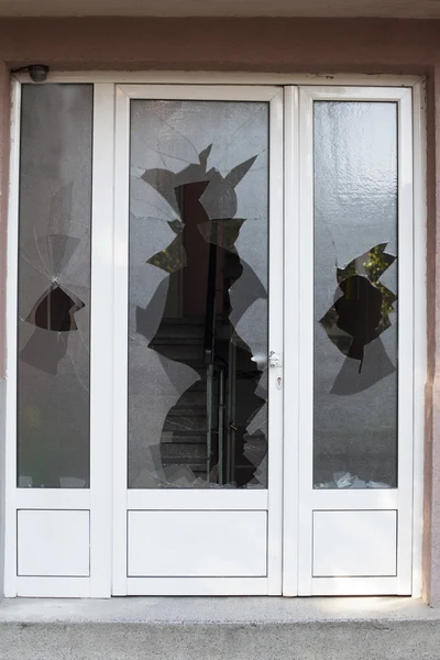 Bir kapı kırık camda