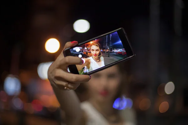 Jonge vrouw selfie te nemen in de stad — Stockfoto